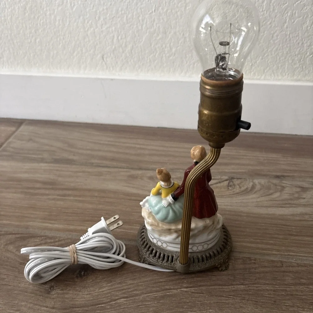 Antique 1930s bedroom table lamp Porcelain colonial figures 12
